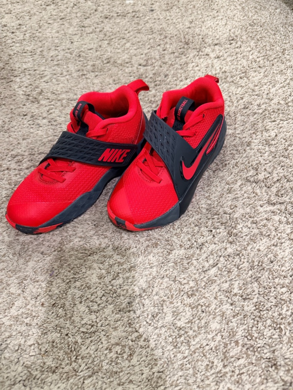 Boy’s Nike Basketball Shoes - Picture 2 of 2